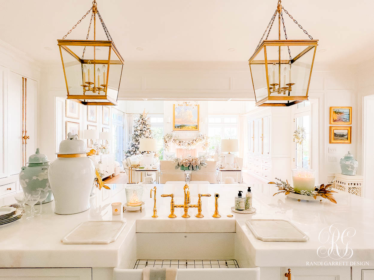 A White and Gold Christmas Kitchen That Shines with Holiday Elegance