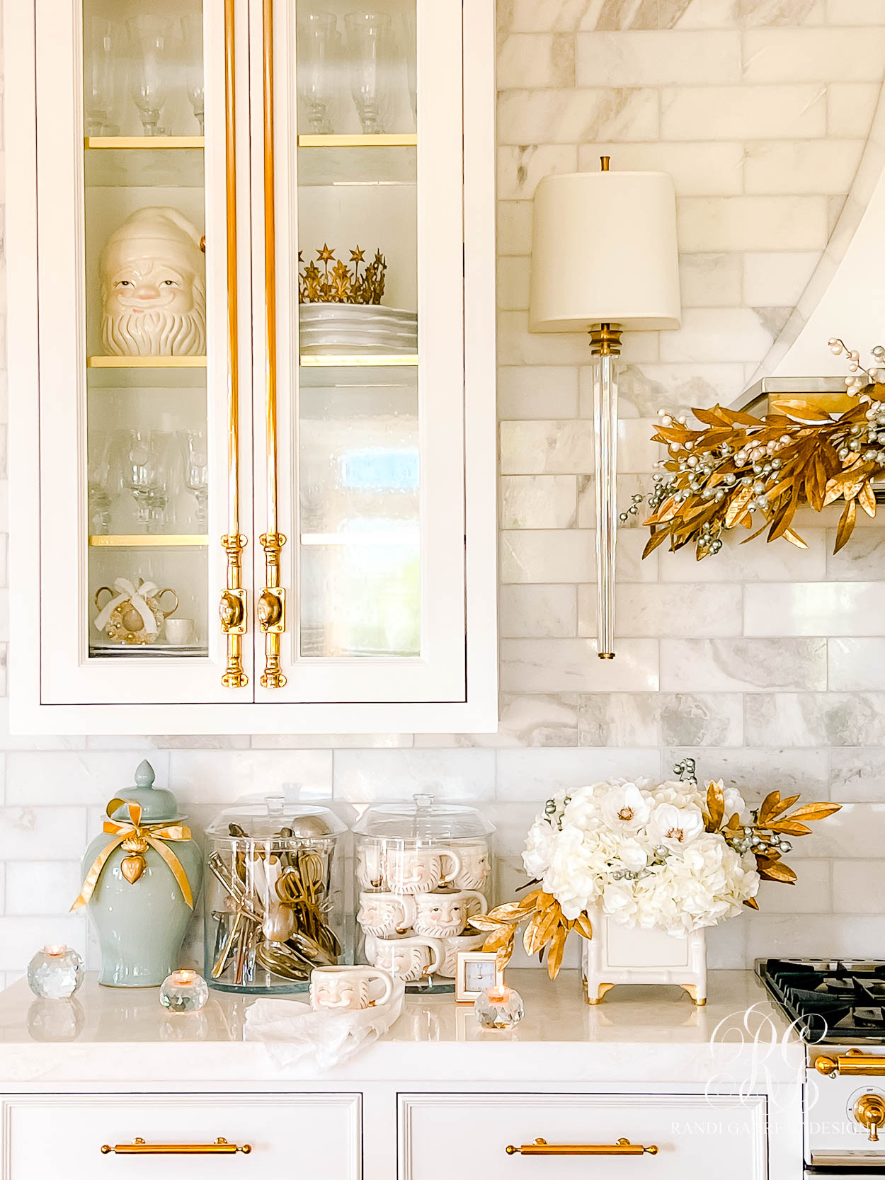 A White and Gold Christmas Kitchen That Shines with Holiday Elegance