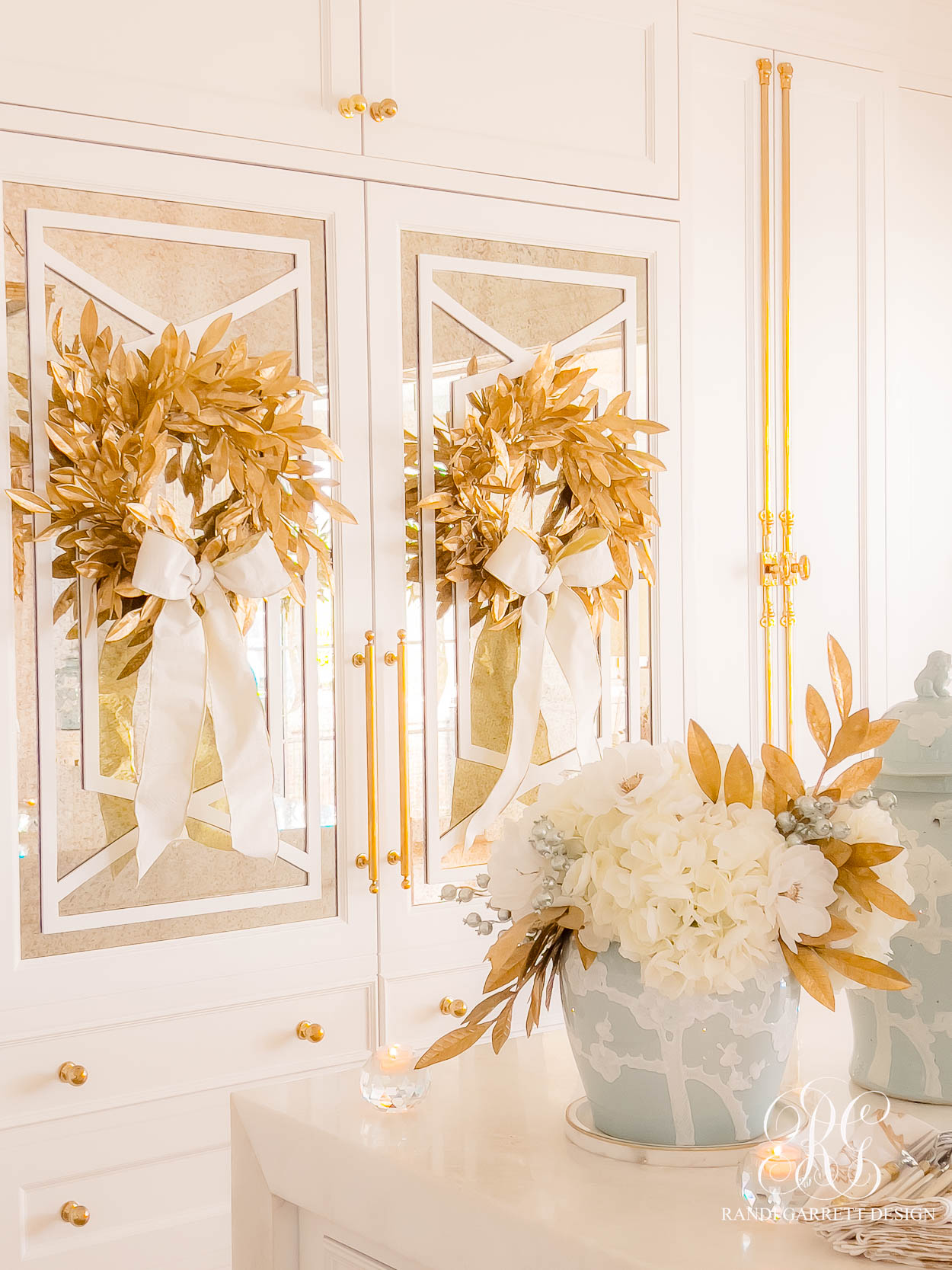 A White and Gold Christmas Kitchen That Shines with Holiday Elegance