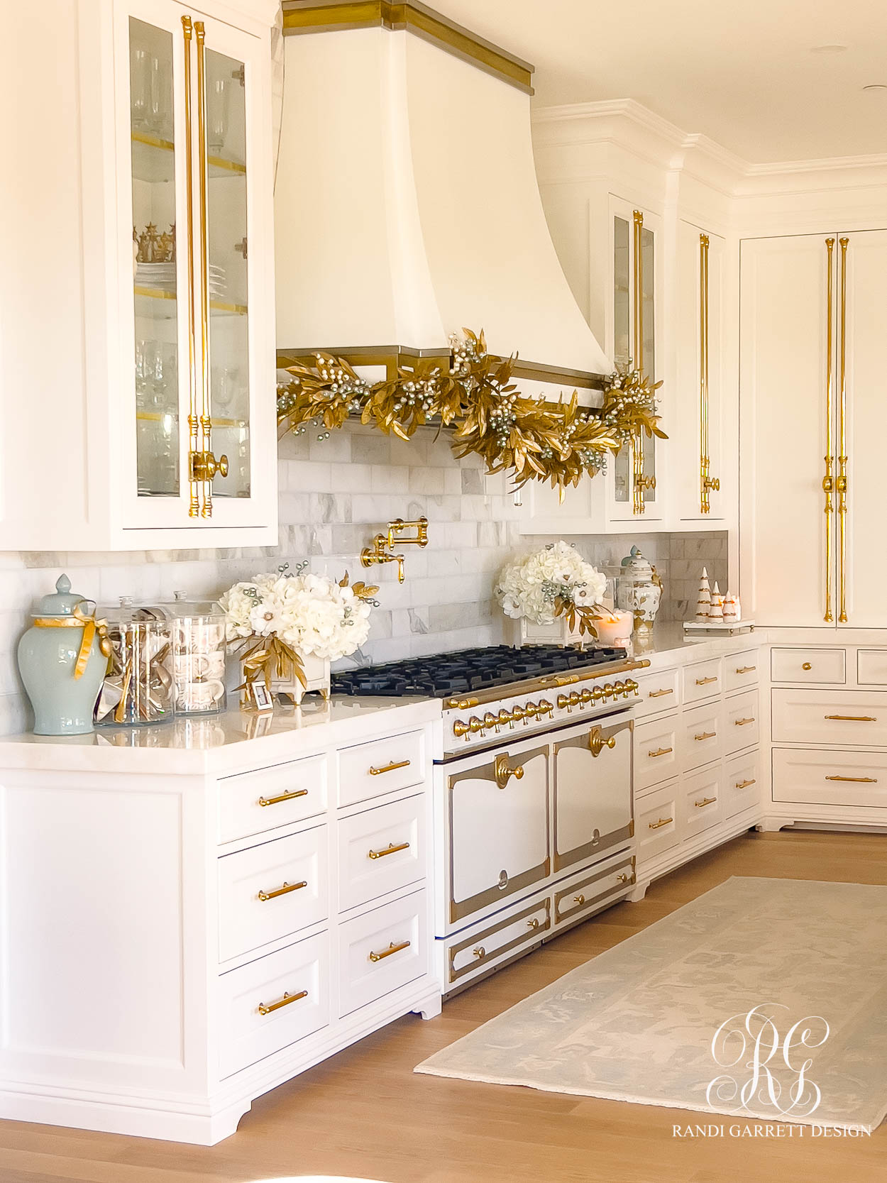 A White and Gold Christmas Kitchen That Shines with Holiday Elegance