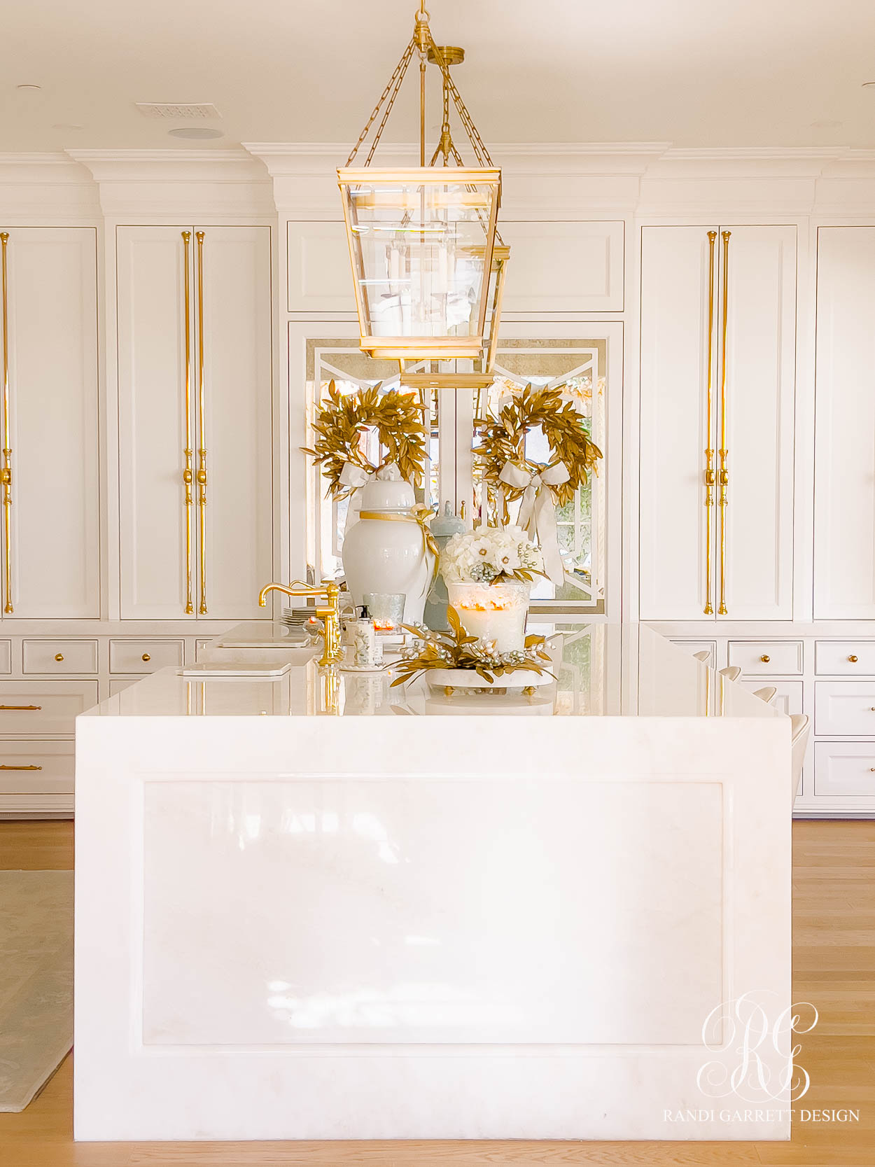 A White and Gold Christmas Kitchen That Shines with Holiday Elegance