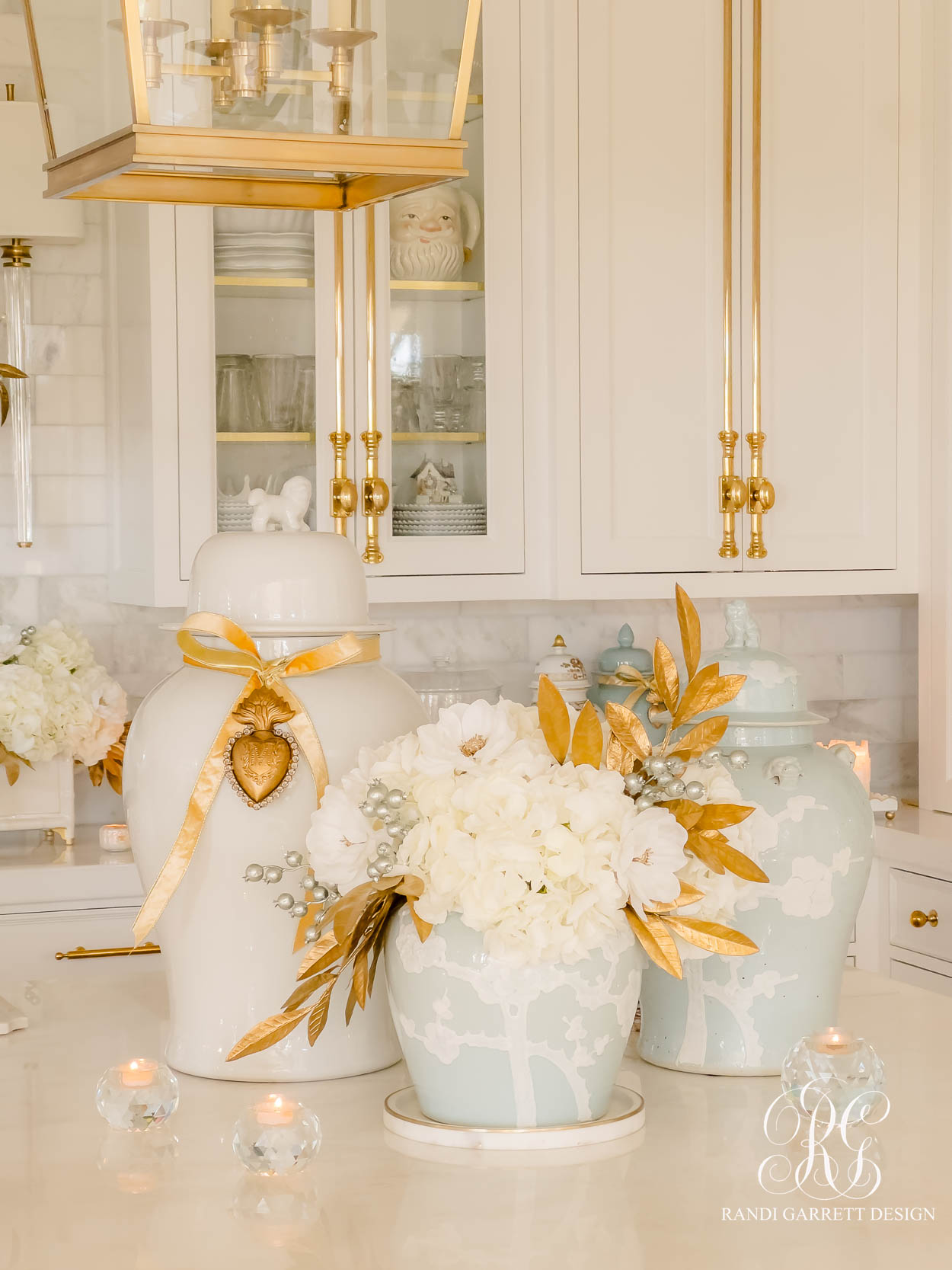 A White and Gold Christmas Kitchen That Shines with Holiday Elegance