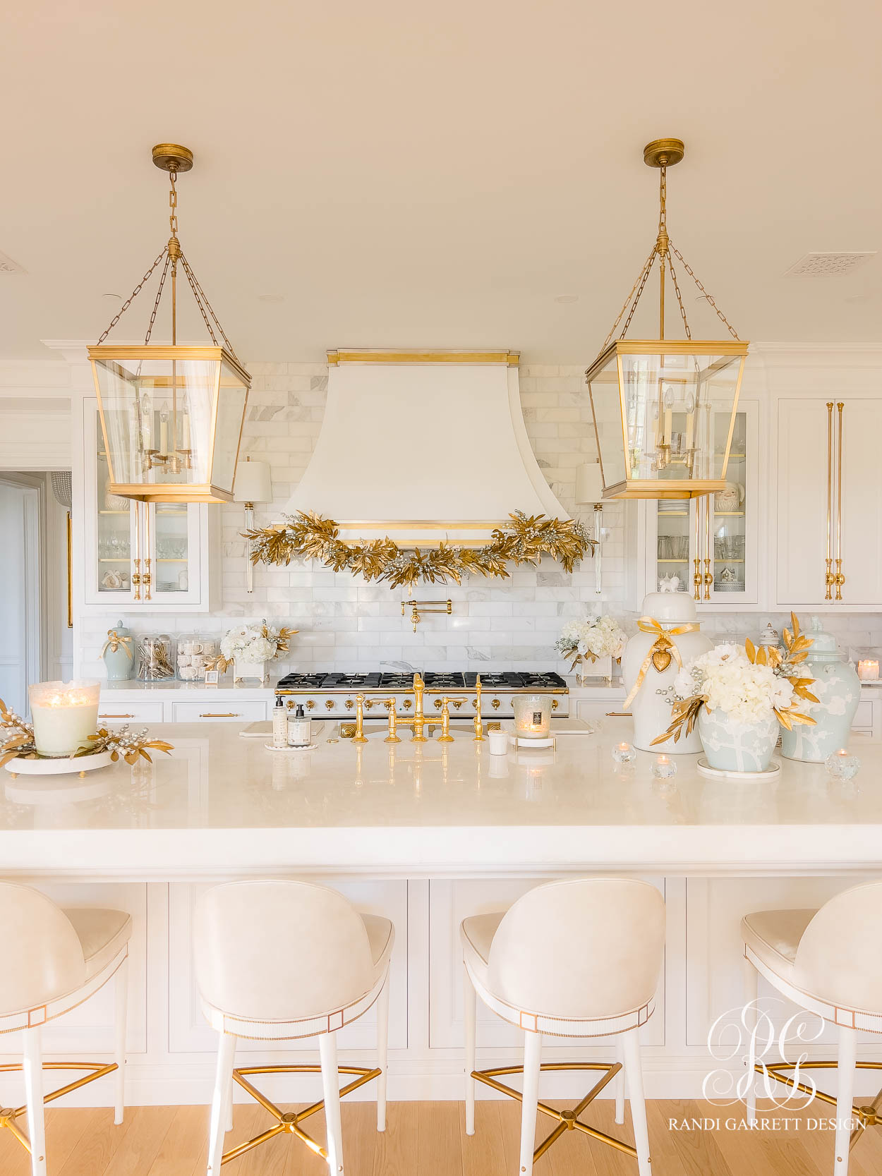 A White and Gold Christmas Kitchen That Shines with Holiday Elegance
