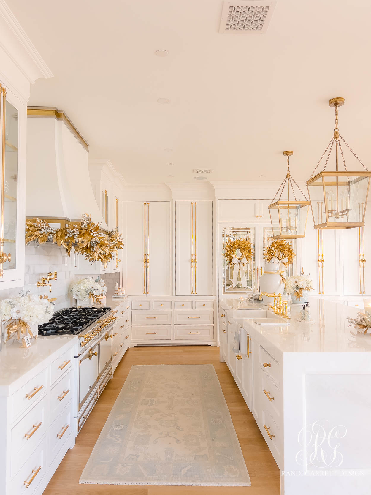 A White and Gold Christmas Kitchen That Shines with Holiday Elegance