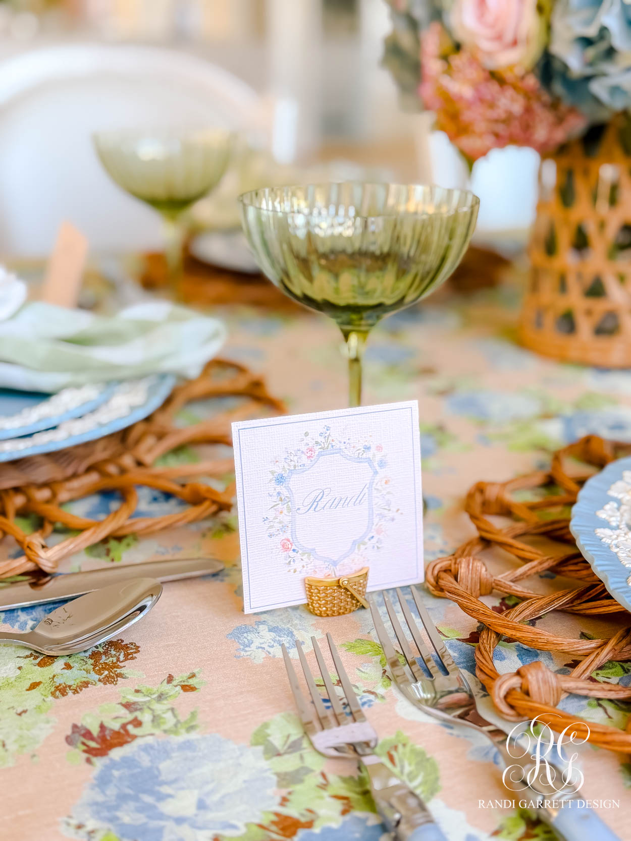 Spring Floral Tablescape Ideas for a Fresh and Elegant Table Setting