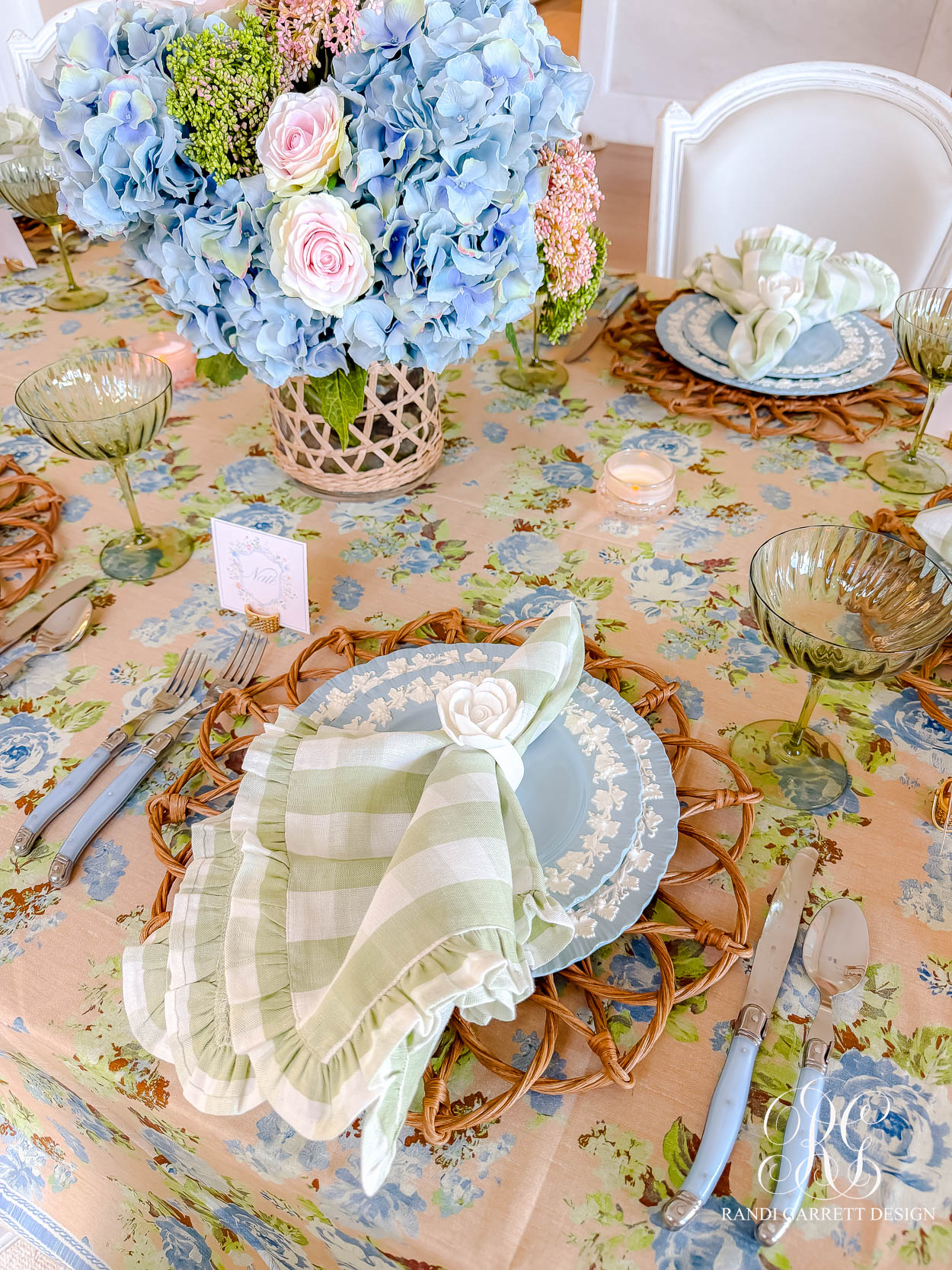 Spring Floral Tablescape Ideas for a Fresh and Elegant Table Setting